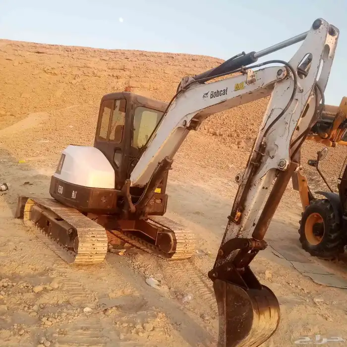 بكلين صغير للايجار يتميز بالشغل في الاماكن الضيقه حفر تكسير 3