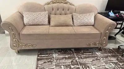 كنب للبيع اربع قطع كل قطعة تحمل ثلاثة اشخاص للبيع مع الستا 4