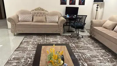 كنب للبيع اربع قطع كل قطعة تحمل ثلاثة اشخاص للبيع مع الستا 2