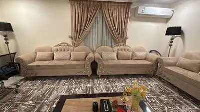 كنب للبيع اربع قطع كل قطعة تحمل ثلاثة اشخاص للبيع مع الستا 5