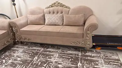 كنب للبيع اربع قطع كل قطعة تحمل ثلاثة اشخاص للبيع مع الستا 6