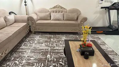 كنب للبيع اربع قطع كل قطعة تحمل ثلاثة اشخاص للبيع مع الستا 1