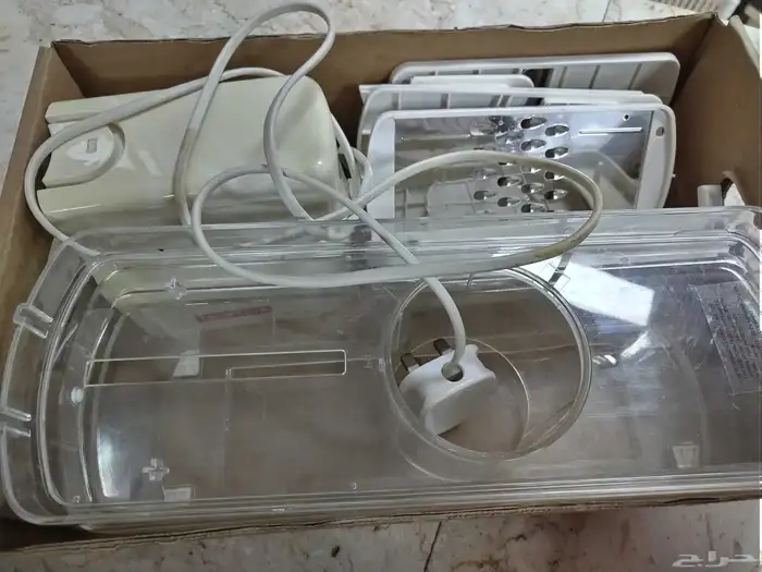 علب عطور وعطور وطاولات قطاعة خضار وشنطة مكياج واكسسوارات سفر 4