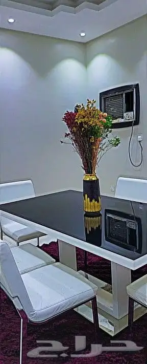 طاولة طعام سطح اسود زجاج مع 4 كراسي للبيع 0