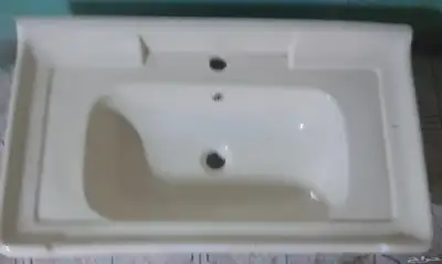 مغسله وبانيو مع اللوح القزاز للبيع الاحاله جديده 0