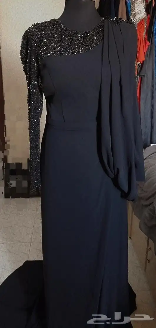 ماكينة خياطة وتطريز وفستان للبيع 2