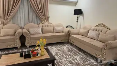 كنب للبيع اربع قطع كل قطعة تحمل ثلاثة اشخاص للبيع مع الستا 13