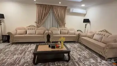 كنب للبيع اربع قطع كل قطعة تحمل ثلاثة اشخاص للبيع مع الستا 16