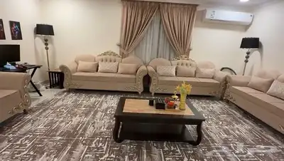كنب للبيع اربع قطع كل قطعة تحمل ثلاثة اشخاص للبيع مع الستا 15