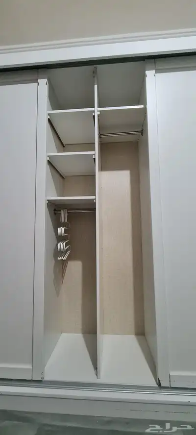 غرفة نوم ابيض كاملة مع مرتبة. 4