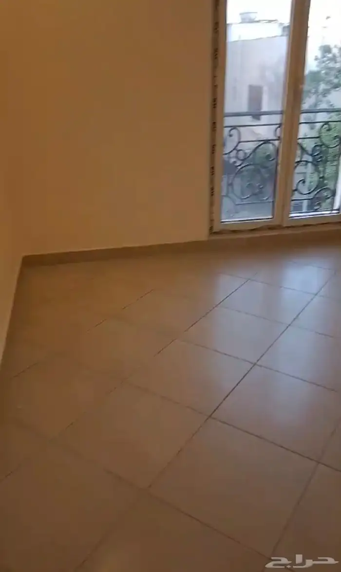 للإيجار شقه 4 غرف حي الربوه السلامه  حي الجامعه السعر 29 ألف 0