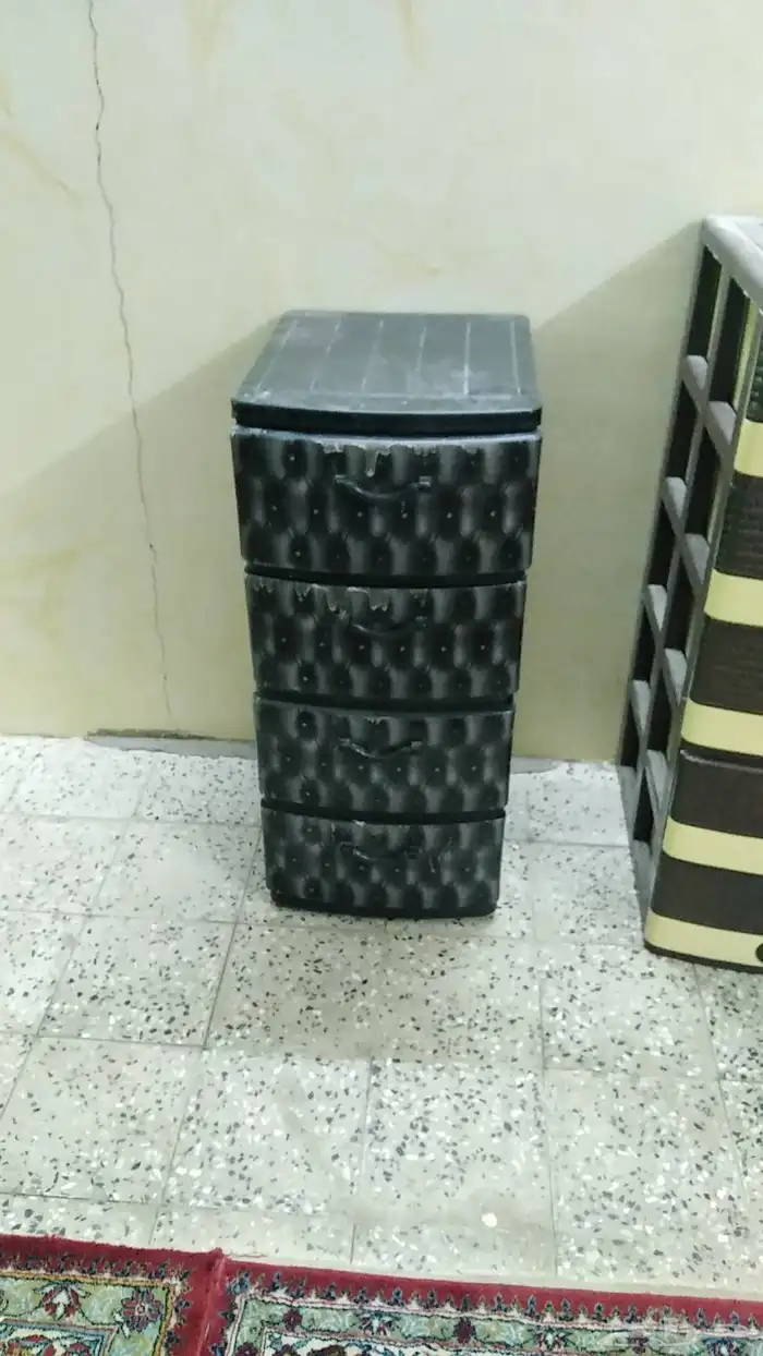 للبيع تلفزيون فيه عطل كهربائي مع الطاولة 2