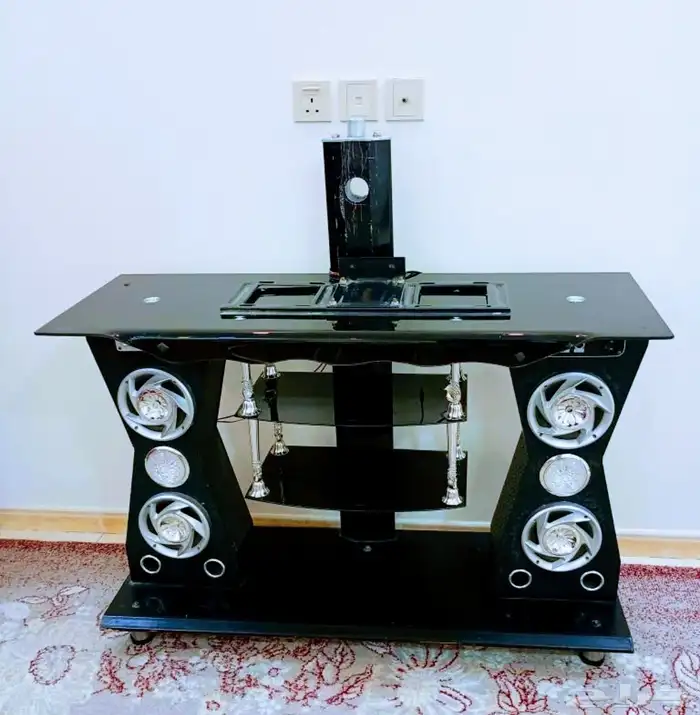TV rack with speakers 1