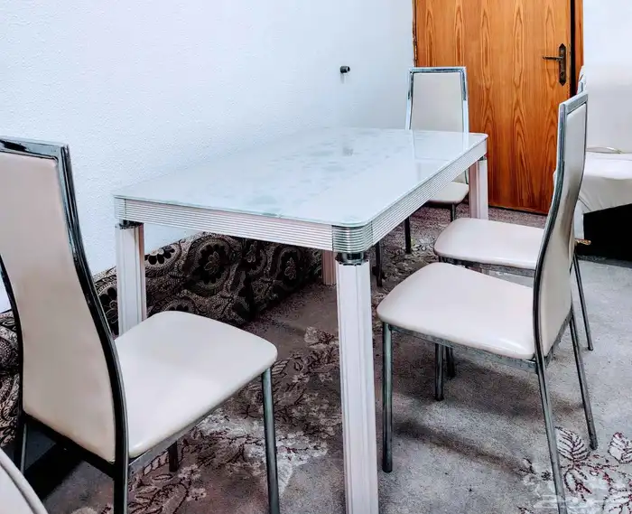 Dining Table with chairs 0