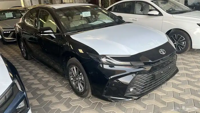 تويوتا كامرا E بنزين اسود موديل 2025 5
