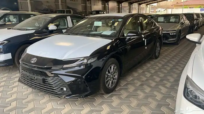 تويوتا كامرا E بنزين اسود موديل 2025 8