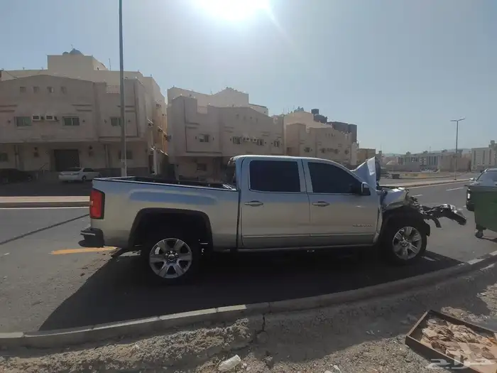 السياره مجدد فيها كل شيء قير مساعدات وباقي الأشياء السليمه 4
