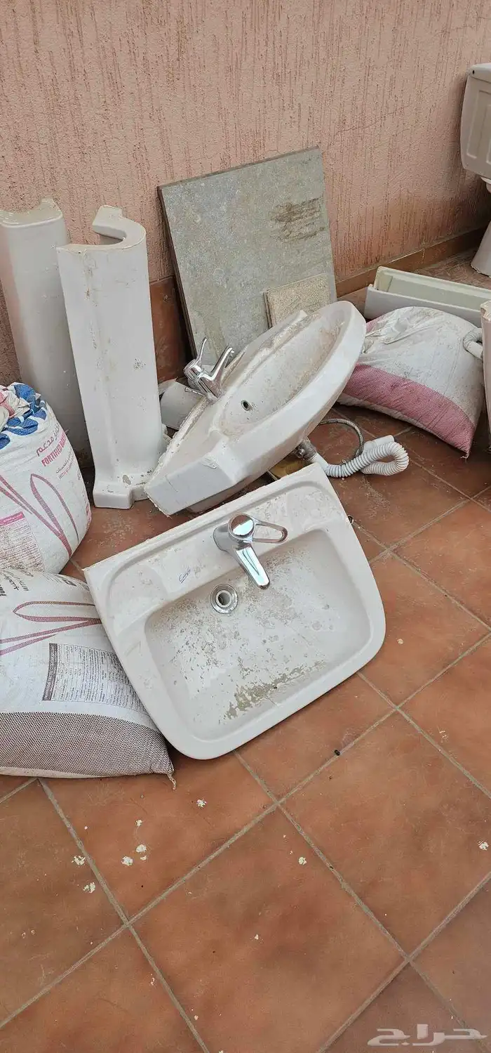 3 مغاسل يد حالتها سليمه مع الخلاطات 1