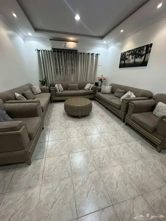 كنب مع ستاير وطاولة شبه الجديد 0