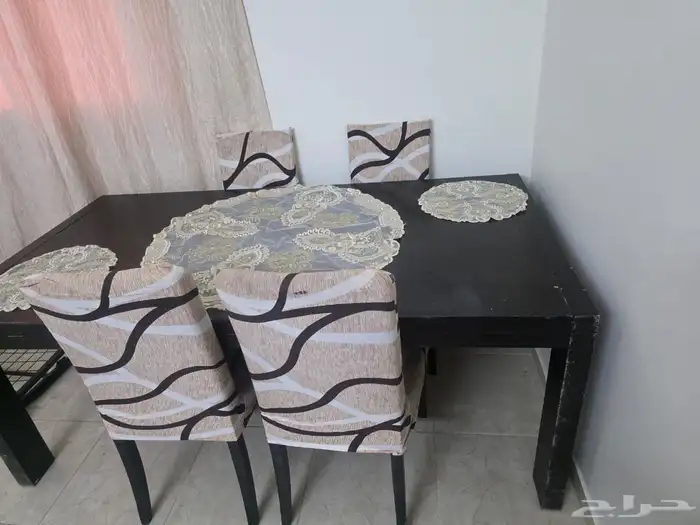طاولة و 4 كراسي على السوم 1