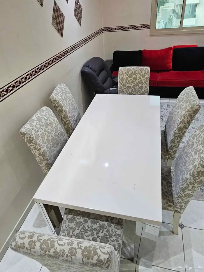 غرفة نوم سرير وخزانة ومكتب طاولة طعام اربع كراسي اريكة 1