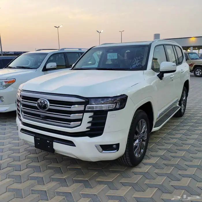 تويوتا لاندكروزر GXR L4 بنزين 2025 صادر لوحات شبه مميز 0