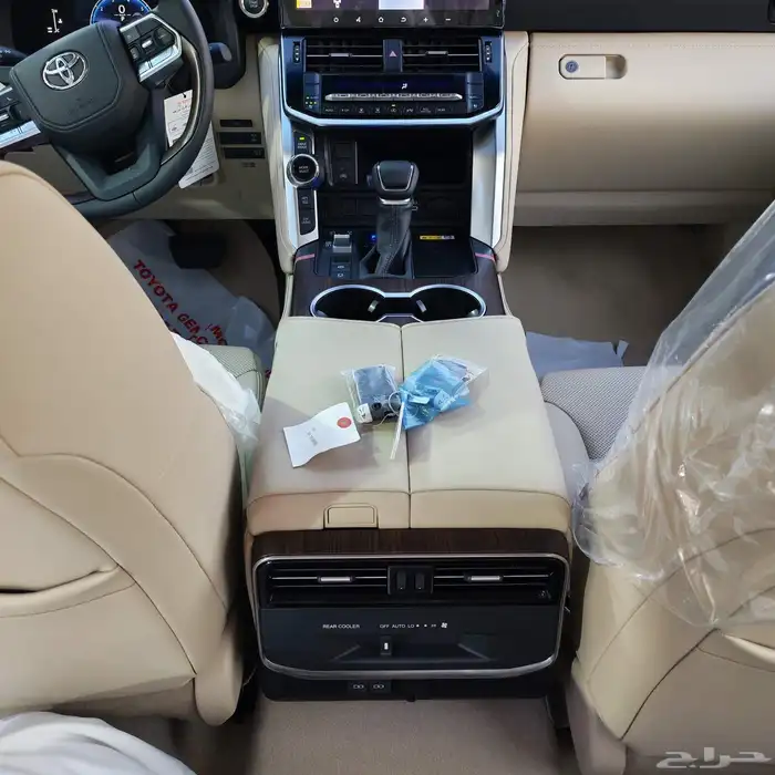 تويوتا لاندكروزر GXR L4 بنزين 2025 صادر لوحات شبه مميز 8