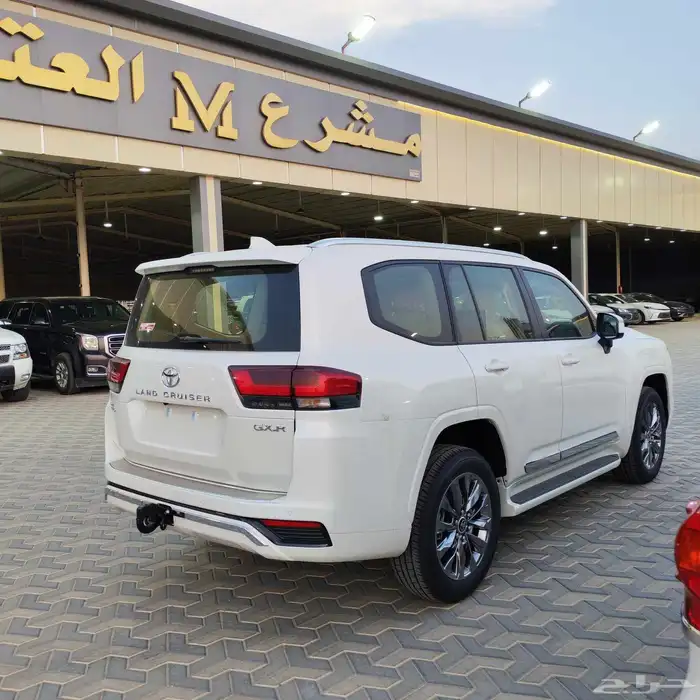 تويوتا لاندكروزر GXR L4 بنزين 2025 صادر لوحات شبه مميز 1