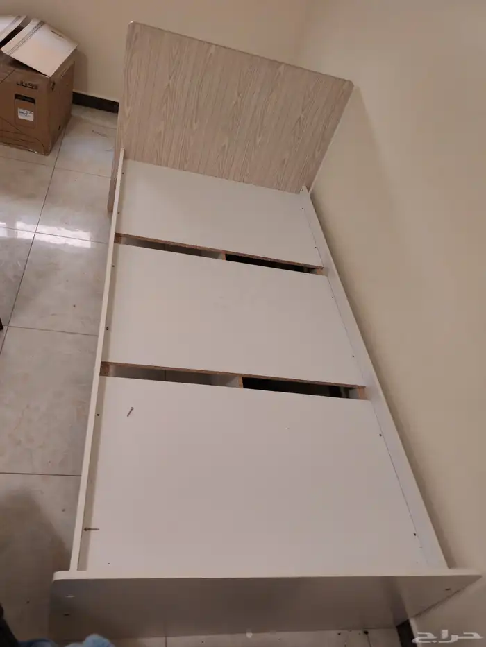 سرير من ايكيا بحاله ممتازه 2