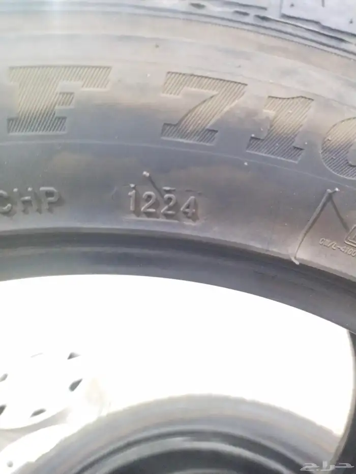 يتوفر لدينا كفرات كنفرسر مقاس 215 55 17 3