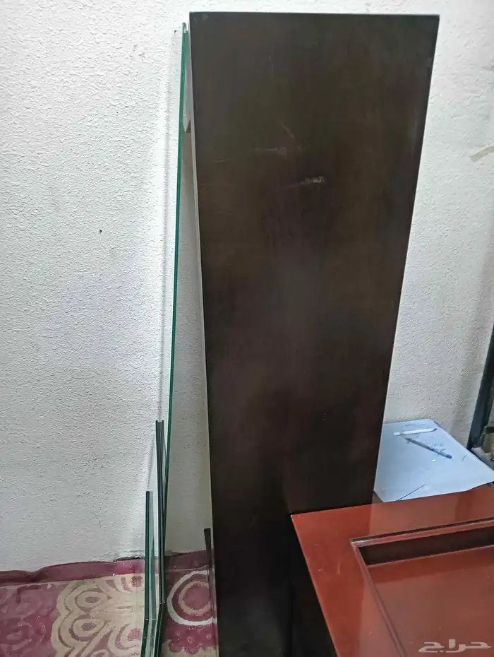للبيع سرير كبير قطعتن 2 2. وكمدينو 2 عدد اربع كراسي التواصل 4