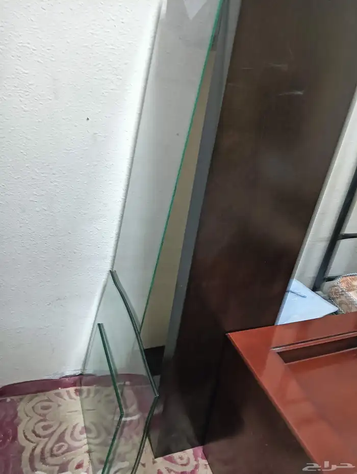 للبيع سرير كبير قطعتن 2 2. وكمدينو 2 عدد اربع كراسي التواصل 3