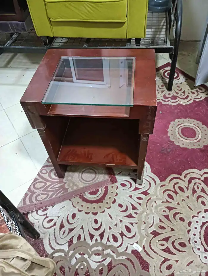 للبيع سرير كبير قطعتن 2 2. وكمدينو 2 عدد اربع كراسي التواصل 5