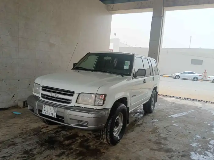 جيب ايسوزو تروبر موديل 2002 4