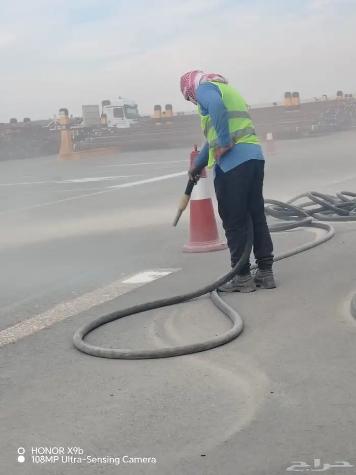 ازاله الاصباغ القديمه بالرمل وصنفره الحديد وتخشين الخرسانه 1