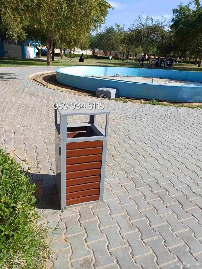 سلة نفايات خارجية ذات تصميم عصري 1