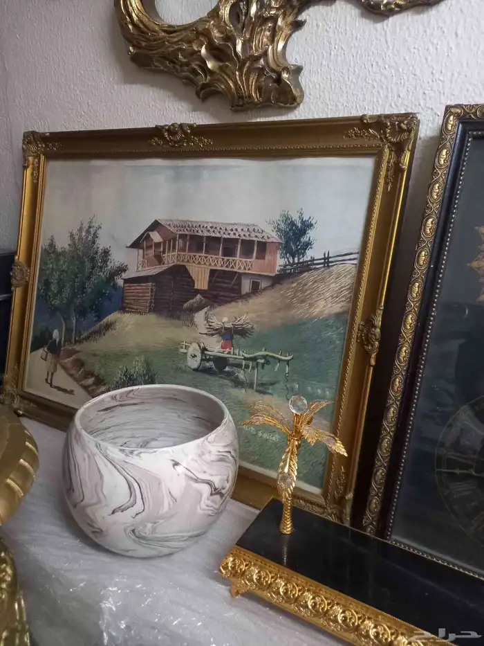 مجموعة لوحات واباجورات وتحف وانتيكات 5