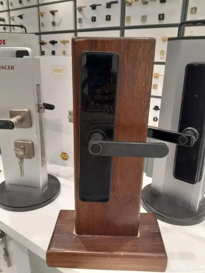 نجار أبواب فك وتركيب وصيانه ونجار اثاث ودواليب 0