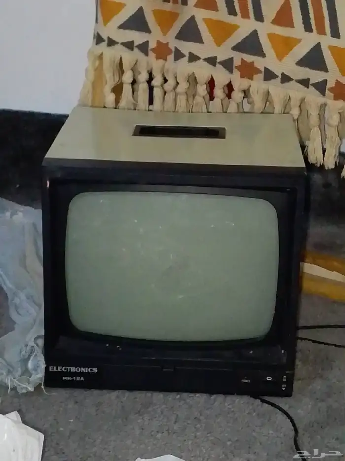 للبيع تلفزيون قديم جدا مع رادو وساعه انتيك 0
