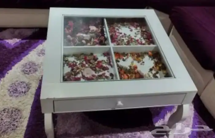 طاولة ومكنسة كهربائية 0
