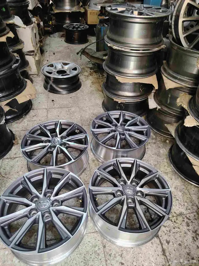 يتوفر لدينا جنوط كامري اصلي وكاله على الشرط موديل 2025 2