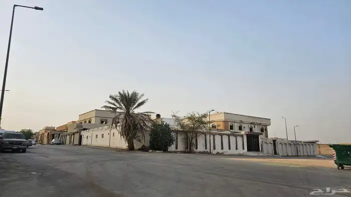 للبيع فيلا في حي السعادة شرق الرياض مساحة 1300م 3