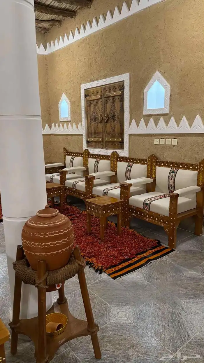 كراسي خشب و كراسي حديد اي شكل مع طاولة 3