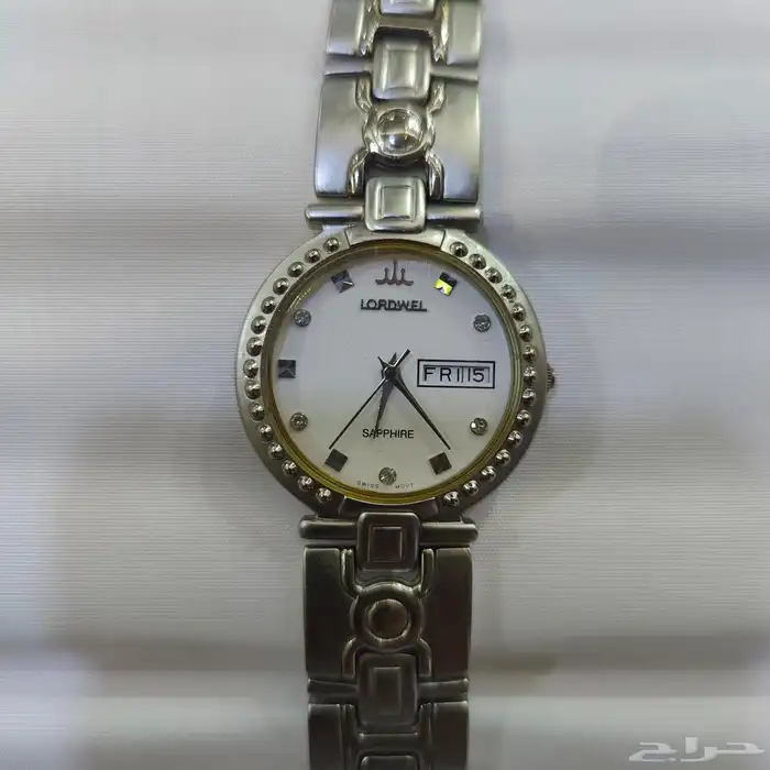 واضح من الصور أن الساعة هي  الاسم  ساعة LORDWEL موديل رقم 1 5