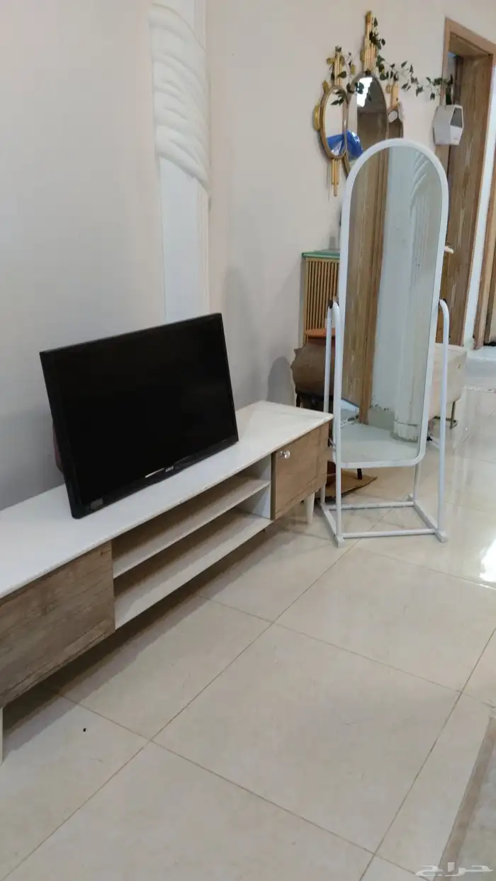 شاشة AMCO مقاس32بوصه مع طاولة بلازما مع مرايه كله 600 0