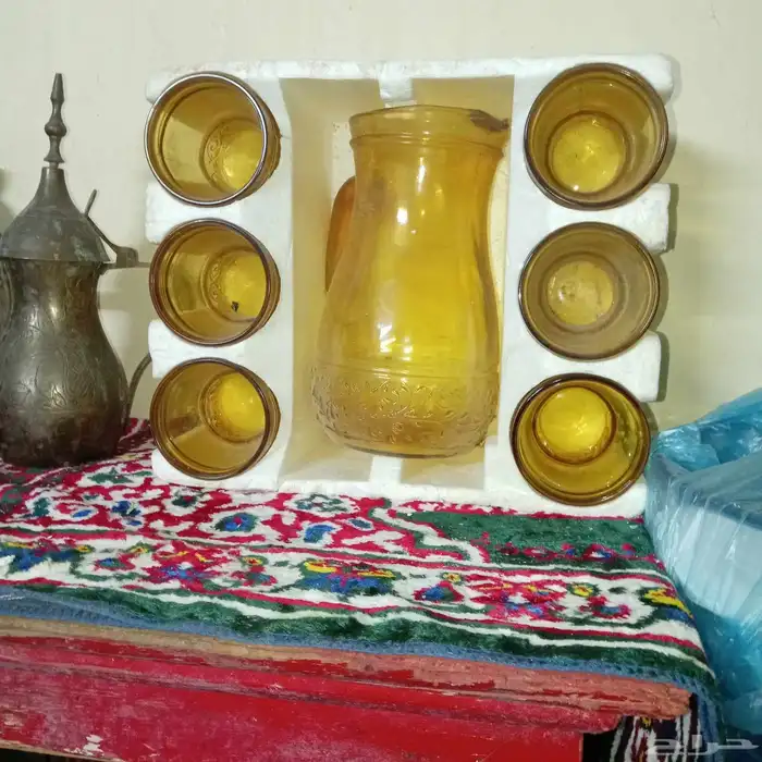 دولاب قديم مع مجموعه اغراض قديمه ممكن 30 قطعه 0