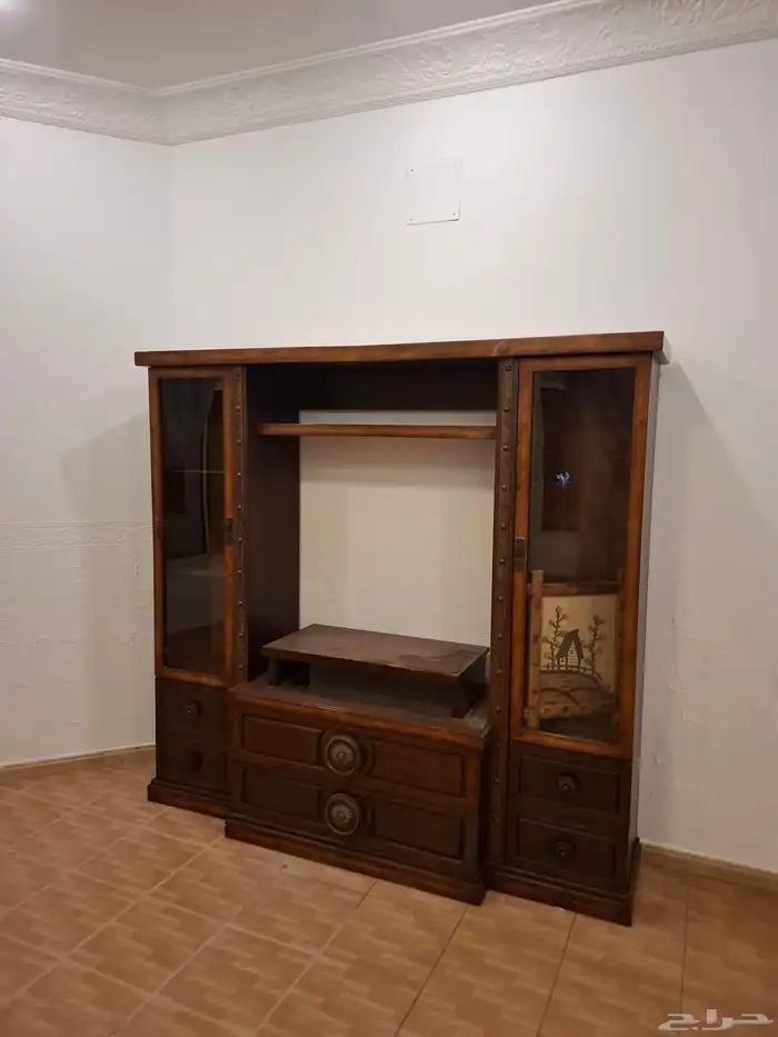 اغراض للبيع لوح ومريات مكتبه نيش مكتب حق شاشه عرض مكتب 2