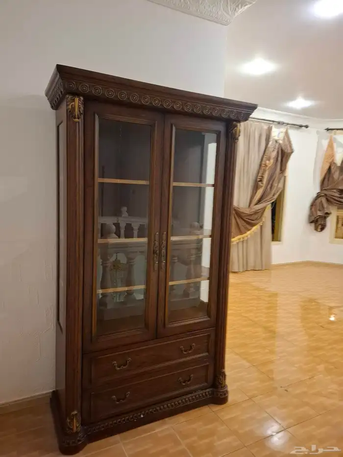 اغراض للبيع لوح ومريات مكتبه نيش مكتب حق شاشه عرض مكتب 3