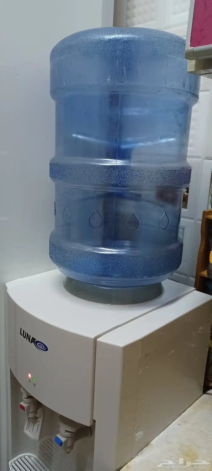 Refrigerator in excellent condition with 5 water bottles 1