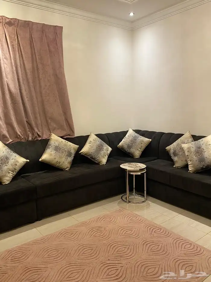طقم كنب مجلس مع الستارة و طاولة تلفزيون 9
